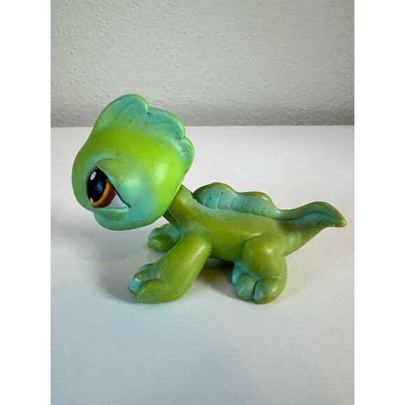 Littlest Pet Shop LPS  #29 Lizard Iguana Green Blue Brown Dot Eyes Pink Magnet - Picture 4 of 6